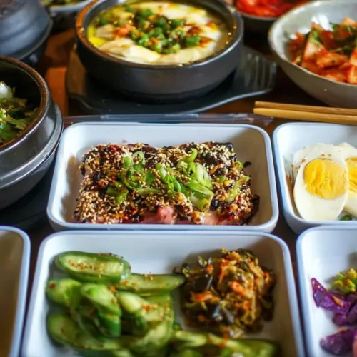 A variety of vibrant keto lunch ideas arranged appetizingly.