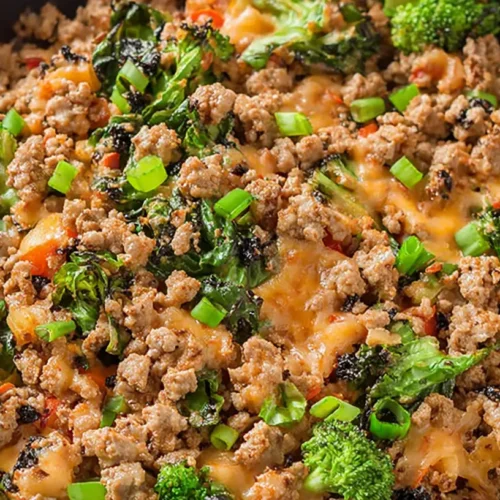 A vibrant bowl of clean eating ground turkey recipe with fresh vegetables.